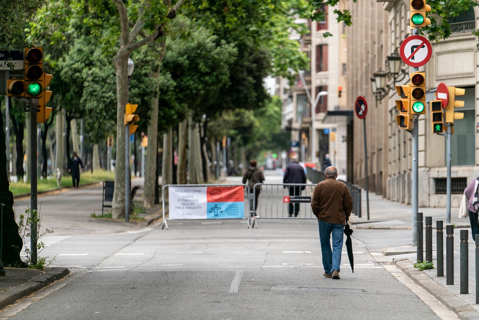 Gent caminant per les zones ampliades per a vianants de la xarxa d'itineraris segurs al lateral de l'avinguda Diagonal