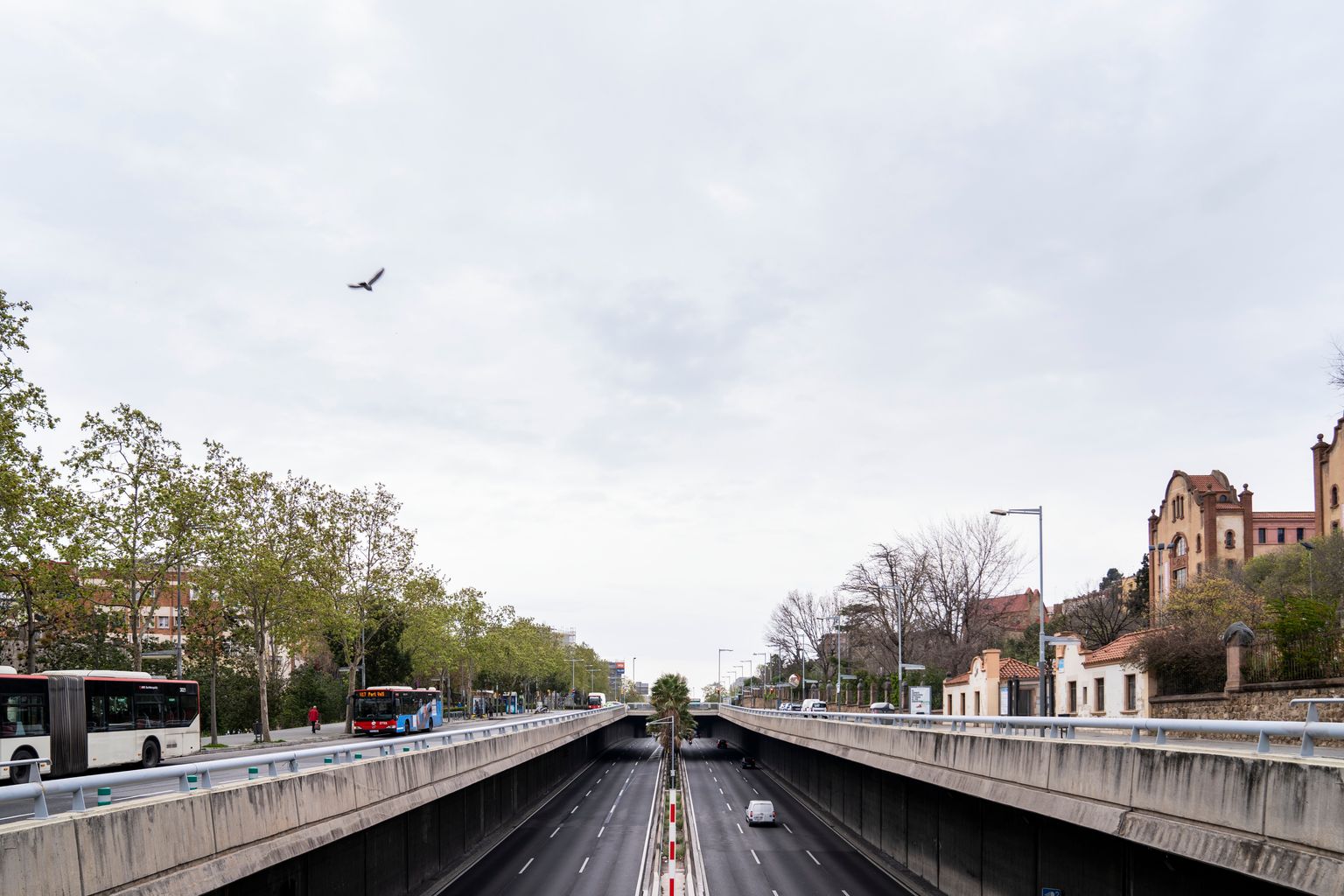 Ronda de Dalt a mig matí amb pocs vehicles a l’altura de l’Institut Vall d’Hebron (passeig de la Vall d’Hebron, 93). Pel passeig hi ha autobusos circulant