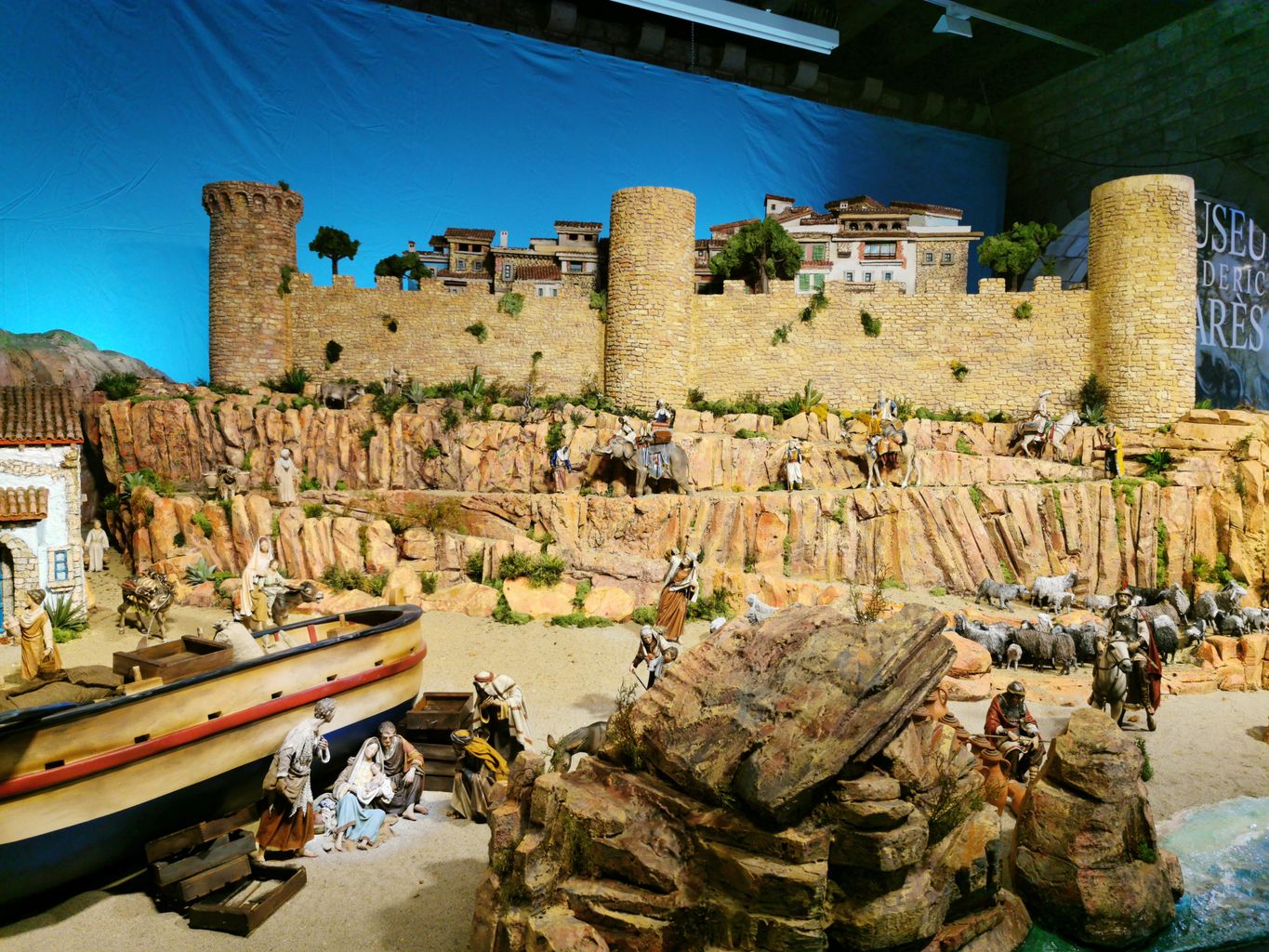 Pessebre tradicional d’inspiració marinera del pati de la Fundació Marès. El muntatge representa una vila costanera, Tossa de Mar, i reflexiona sobre l’actualitat del moviment migratori