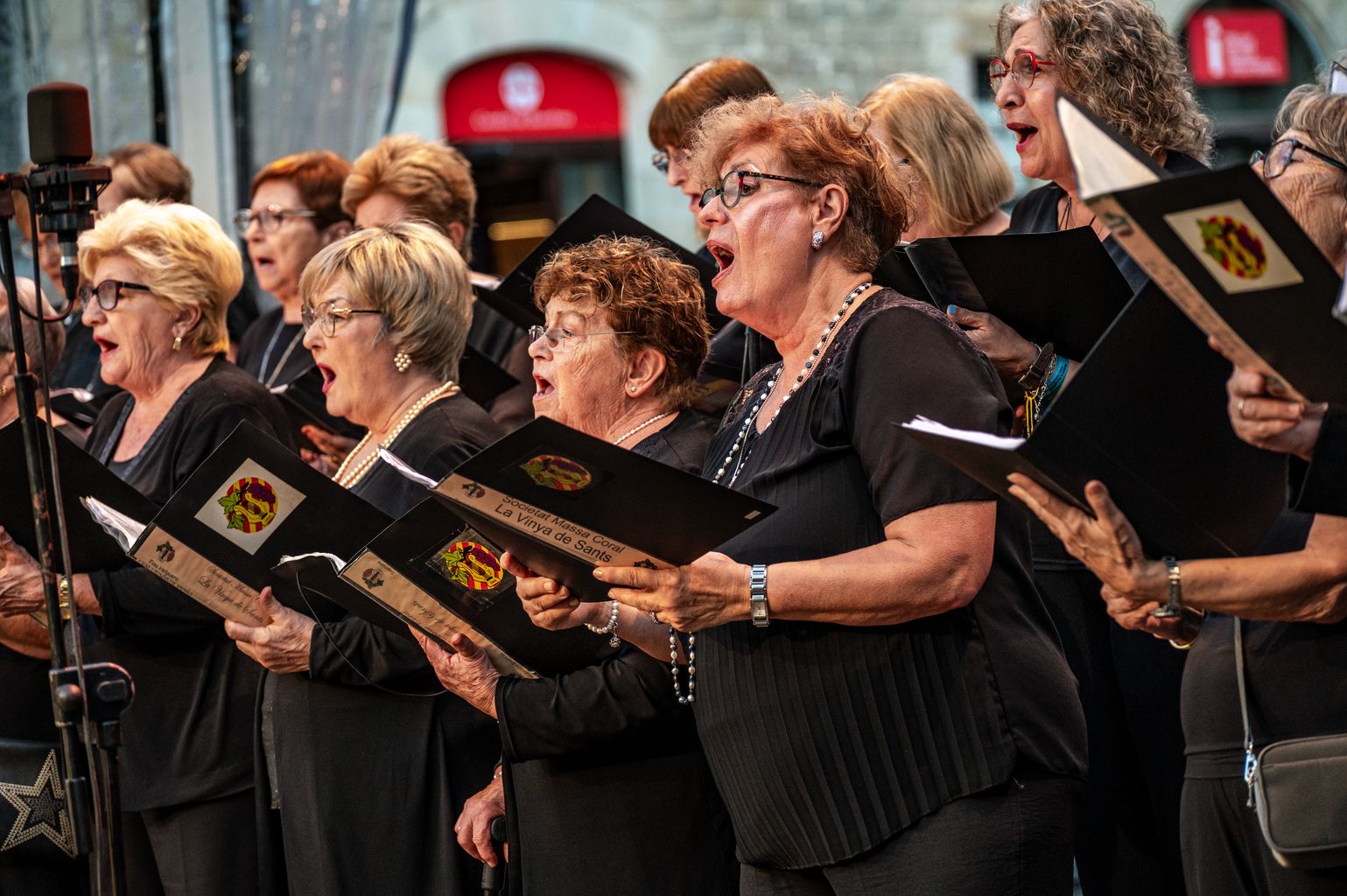 Cantaires del Cor Clavé durant la seva actuació amb motiu de la Mercè