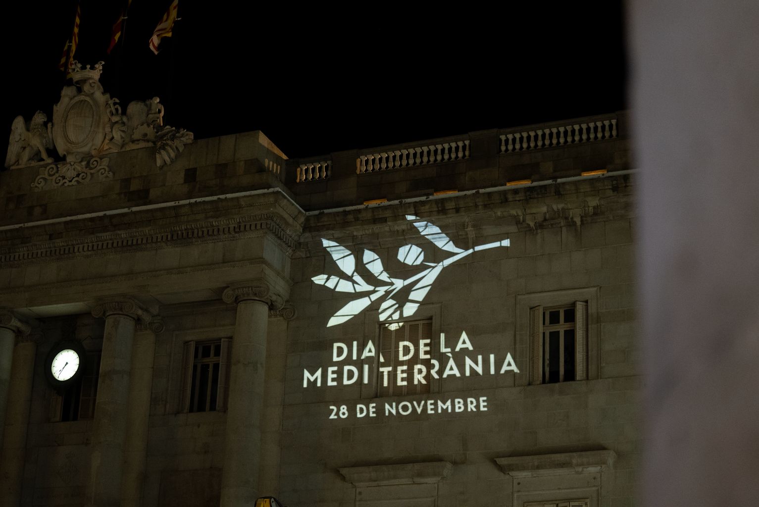 Façana de l'Ajuntament il·luminada per commemorar el Dia de la Mediterrània