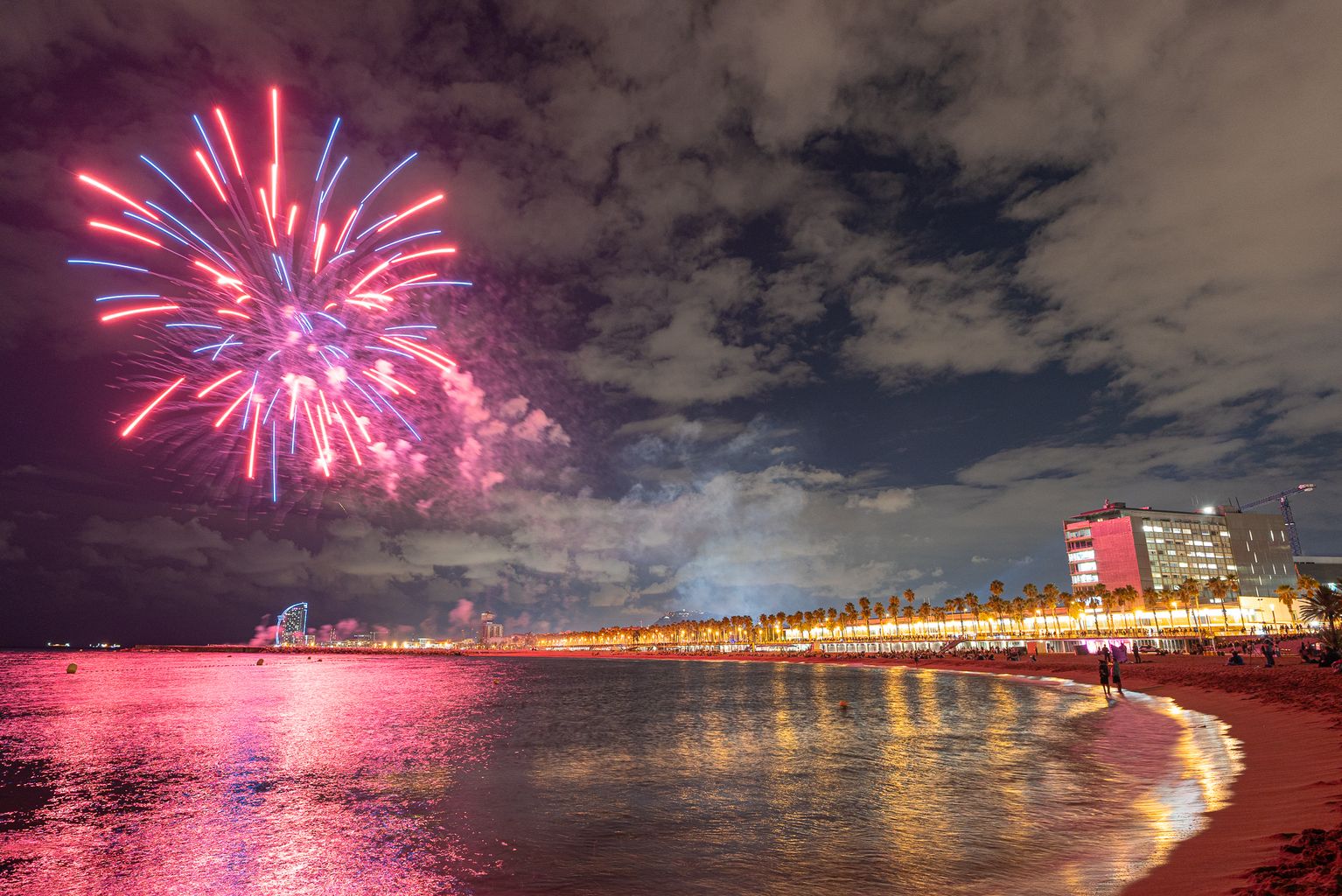 Focs artificials de la Pirotècnia Fantastika sobre el litoral i les platges de Barcelona amb motiu del 25è Festival Pirotècnic Internacional