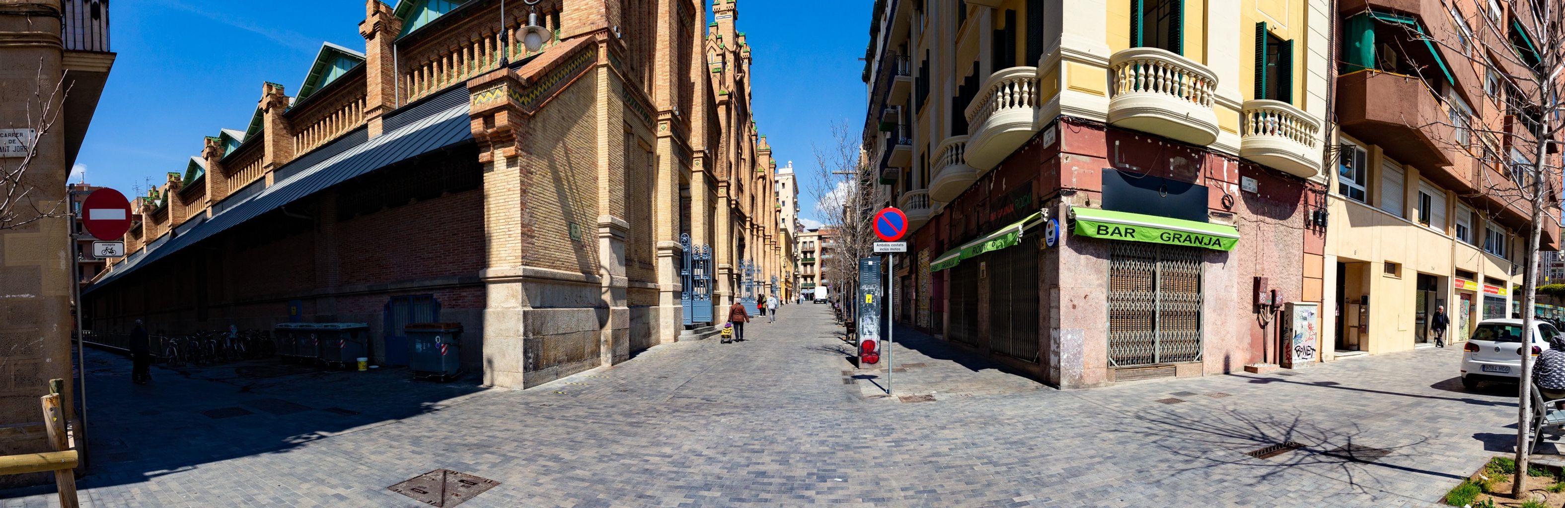 Panoràmica del Mercat de Sants a la cruïlla del carrer de Sant Jordi i el de Daoíz i Velarde. Districte de Sants. Barri de Sants. 