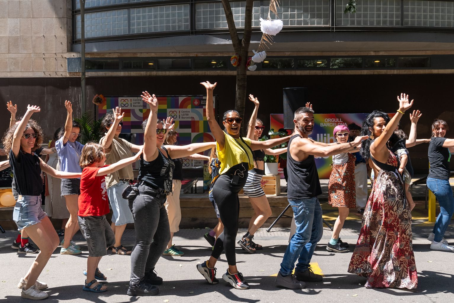Taller de salsa impartido por la entidad deportiva LGTBIQA+ Panteres Grogues dentro del programa del 6.º aniversario del Centro LGTBI de Barcelona, donde se ve bailando a diferentes personas