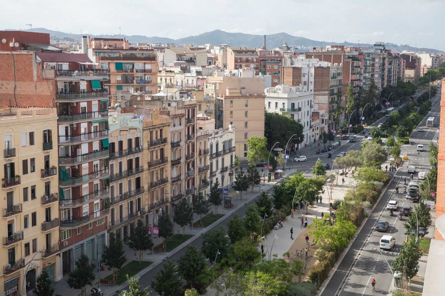 Vistes en alçada de l'avinguda de la Meridiana en el tram del Clot i el Camp de l'Arpa, a partir del carrer de la Corunya i Joan I amb la rambla central amb verd urbà i escocells naturalitzats als laterals