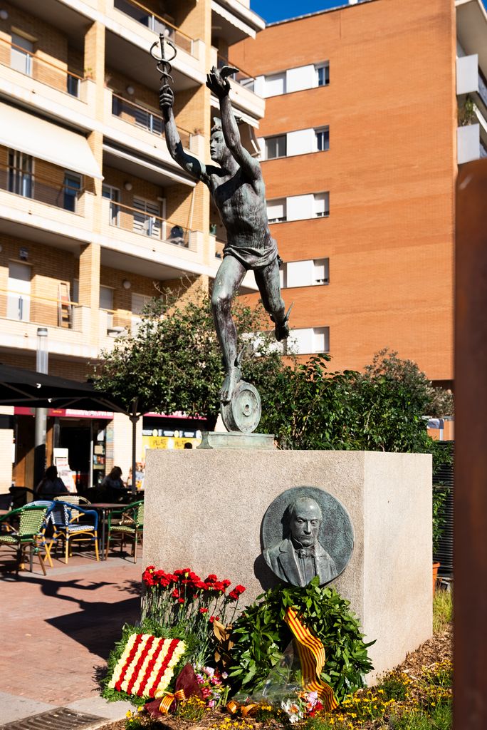 Ofrena floral al monument a Miquel Biada a Mataró pel 175è aniversari de l'arribada del tren Barcelona-Mataró