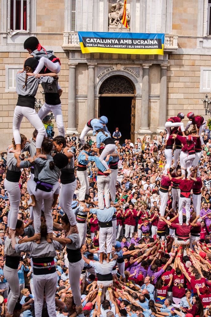 Construcció de diferents castells a la plaça de Sant Jaume a càrrec dels Castellers de Sants, Castellers del Poble Sec i la Colla Castellera Jove de Barcelona, amb motiu de la Diada Castellera de la Mercè