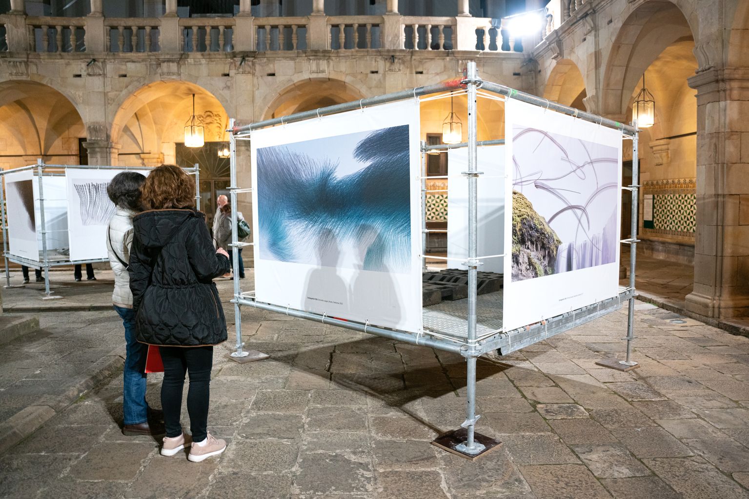 Dues dones observen un element de l’exposició d’«Ornitographies» al pati de l’Institut d’Estudis Catalans, dins de la Biennal Ciutat i Ciència