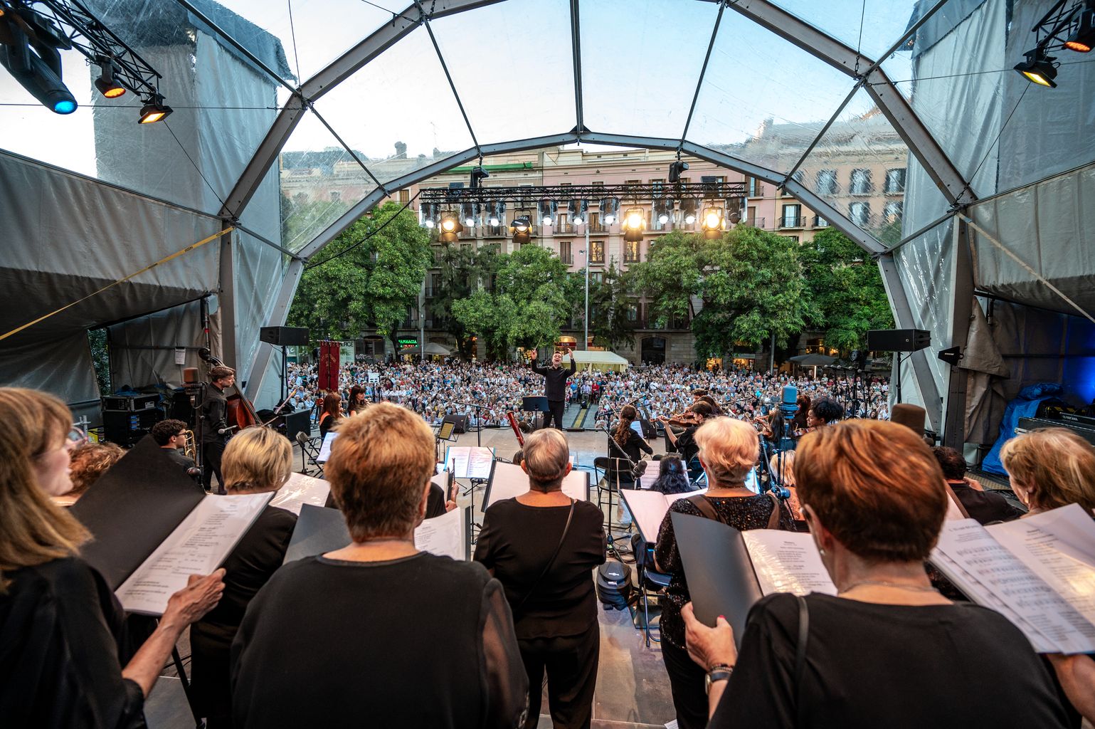 Vista del públic assistent al concert del Cor Clavé des de l’escenari, amb les cantants en primer terme