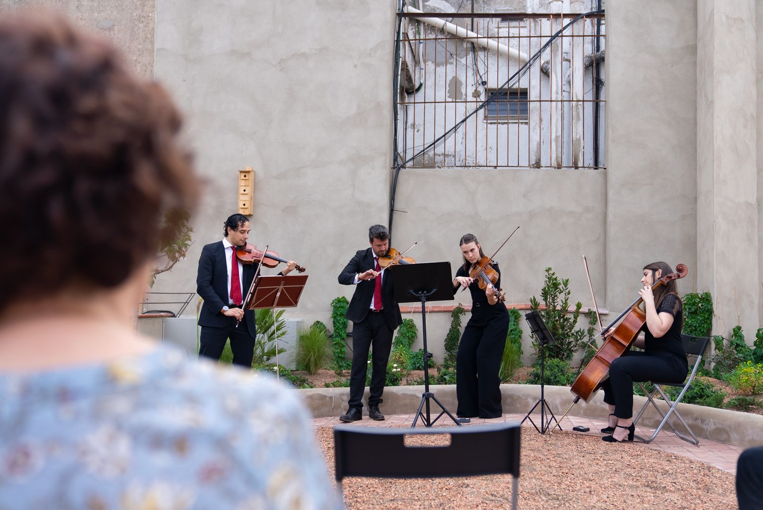Actuació musical del Quartet Moana, amb el seu treball 'Músics natura', durant la visita al terrat de l'edifici del carrer de Provença, 268, dins de +MODEL, "Coneix una nova coberta verda". En primer terme, una dona