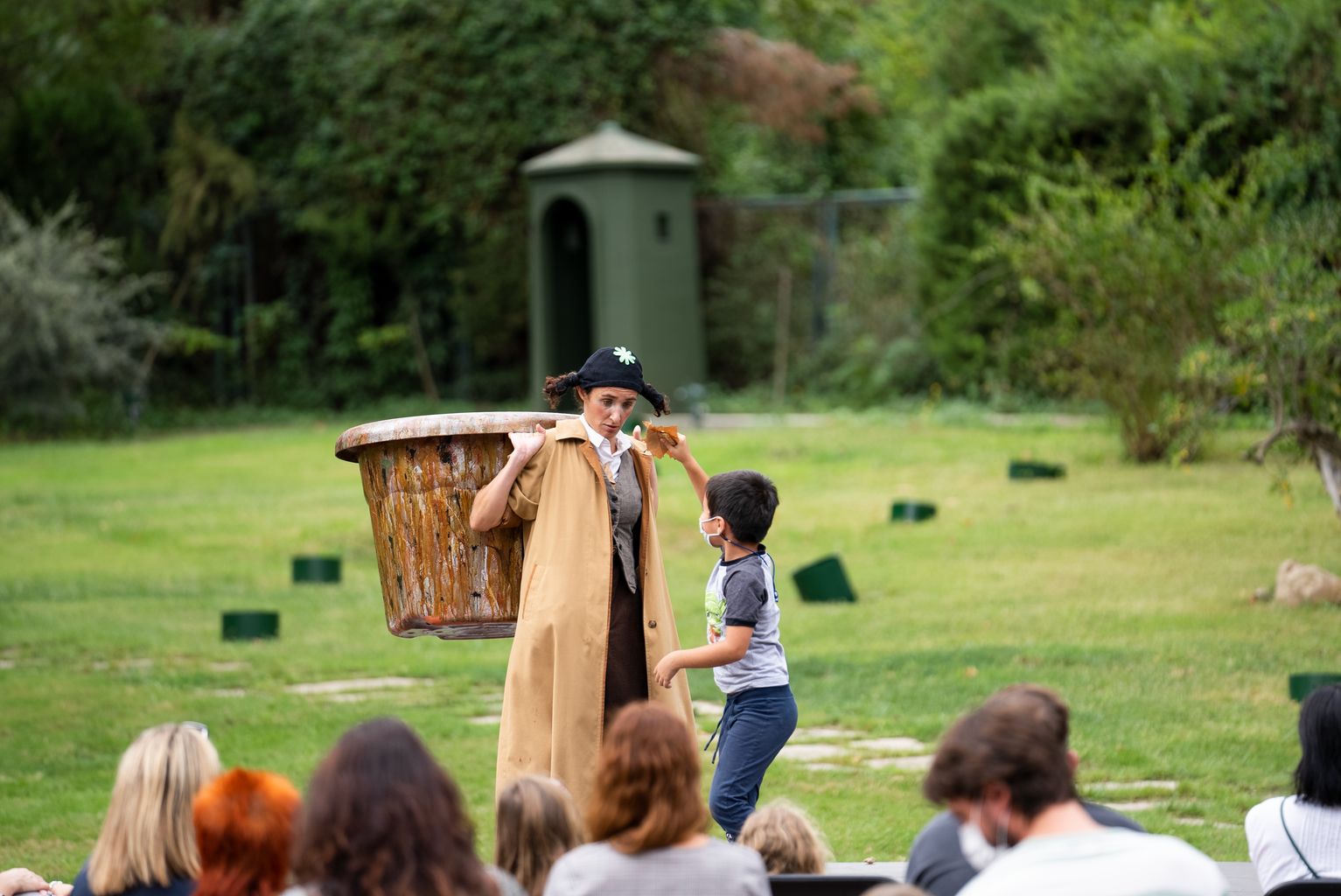 Una actriu amb un gran test a l'esquena interactua amb uns nens del públic en un dels espectacles de teatre infantil i familiar organitzat al Palauet Albéniz amb motiu de la Mercè