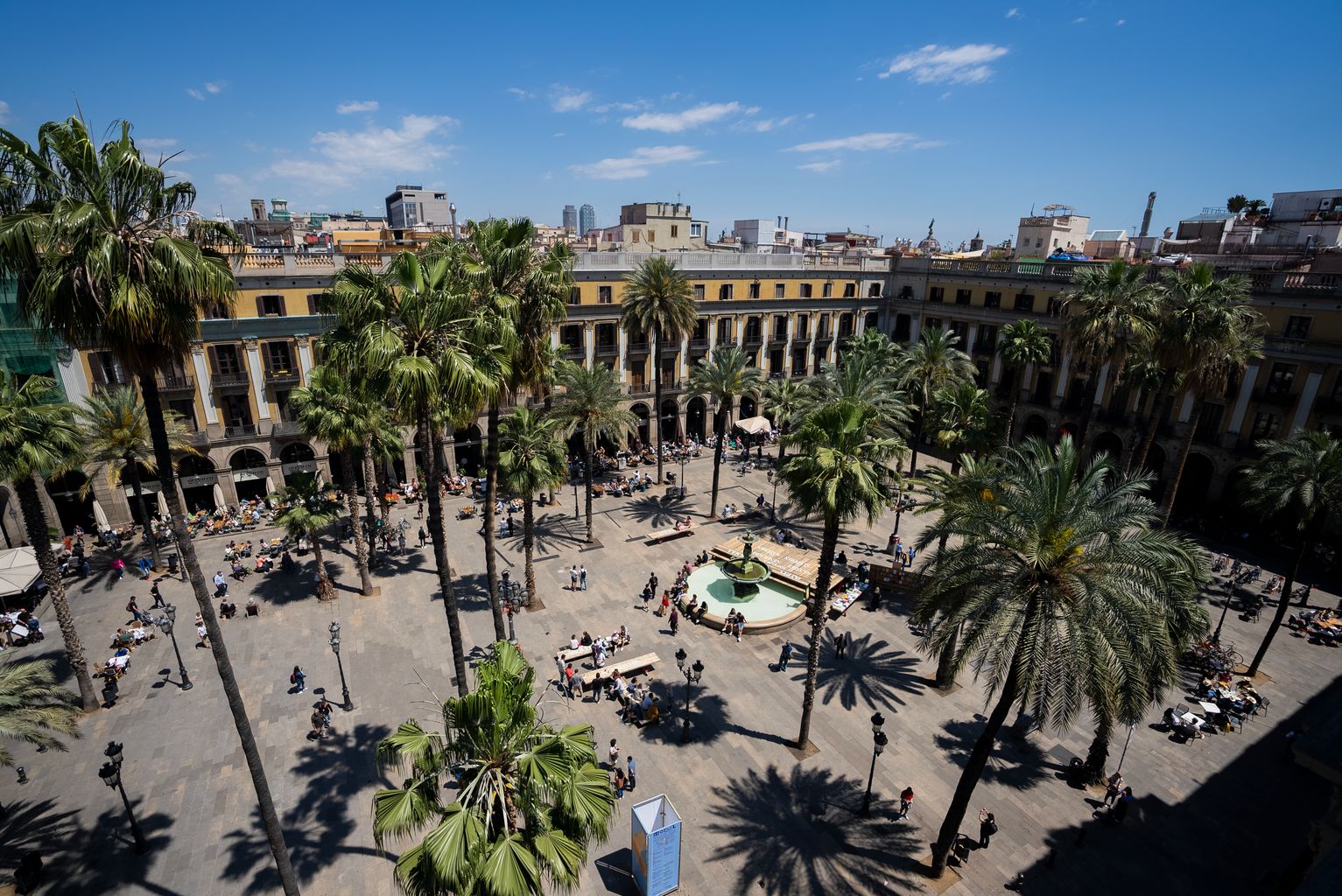 Vista d’altura de la plaça del Rei, on té lloc una de les activitats del Model Festival d'Arquitectures en què es presenta una selecció de llibres sobre arquitectura