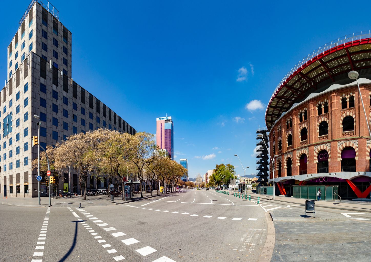 Cruïlla del carrer de Tarragona amb la plaça d’Espanya amb l’Hotel Catalonia Plaza a un costat i el Centre Comercial Les Arenes a un altre. Districte de Sants Montjuïc i Eixample.