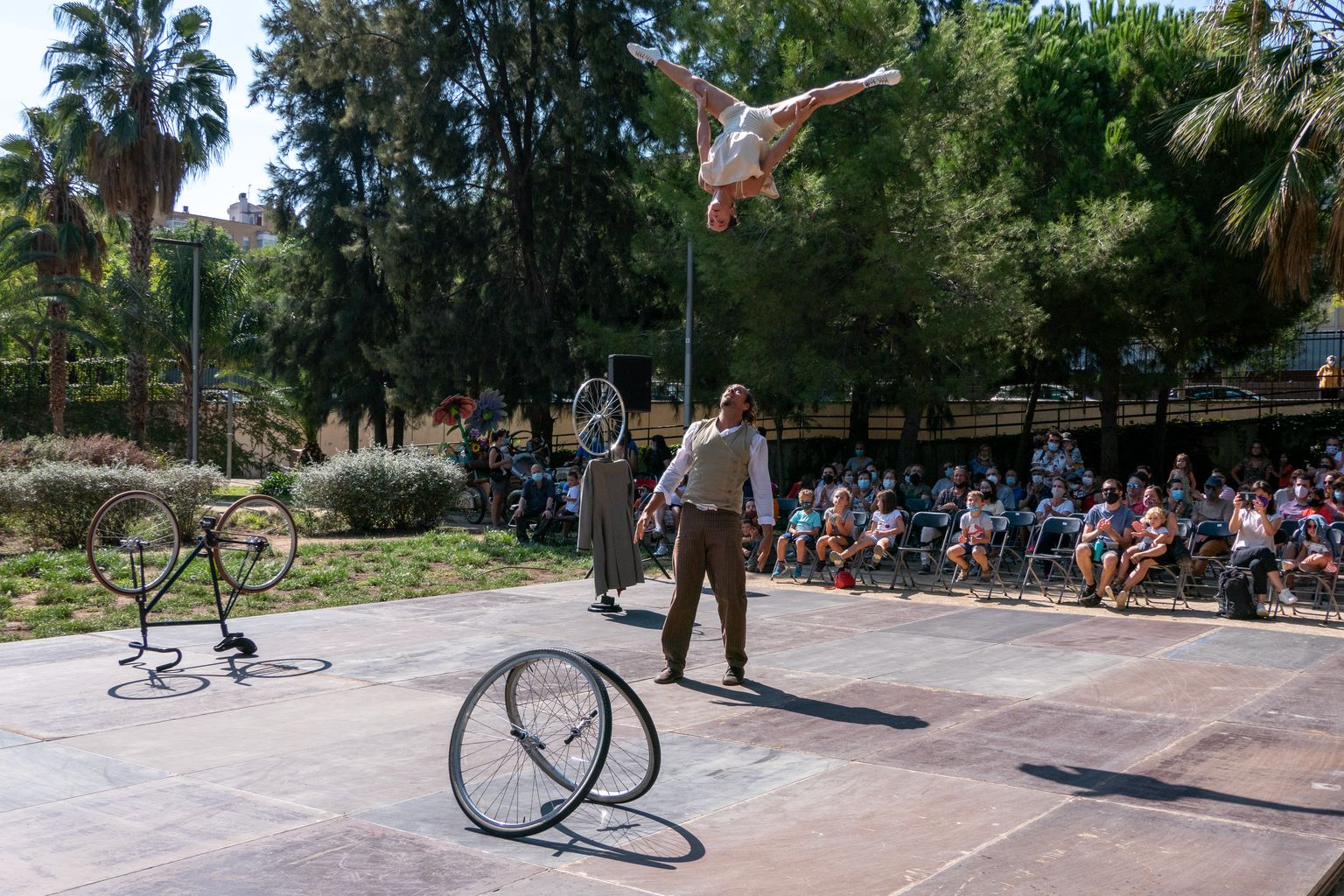 Actuació de Duo Kaos a l'escenari del MAC Festival Duo als Jardins dels Drets Humans