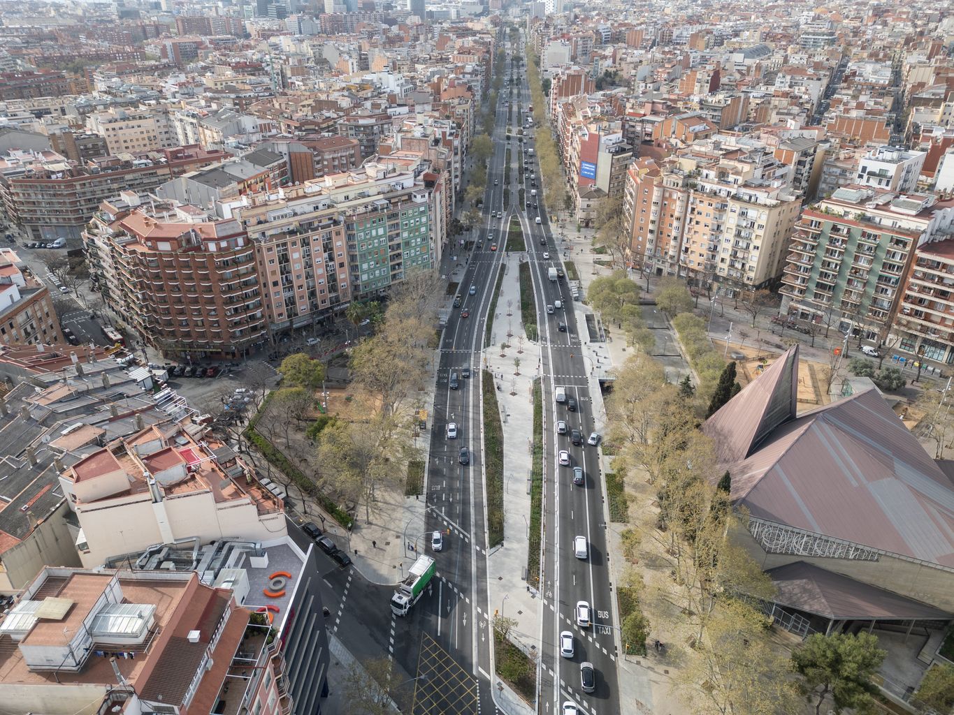 Vista aèria de l'avinguda Meridiana amb el Mausoleu Metropolità de Barcelona a la dreta