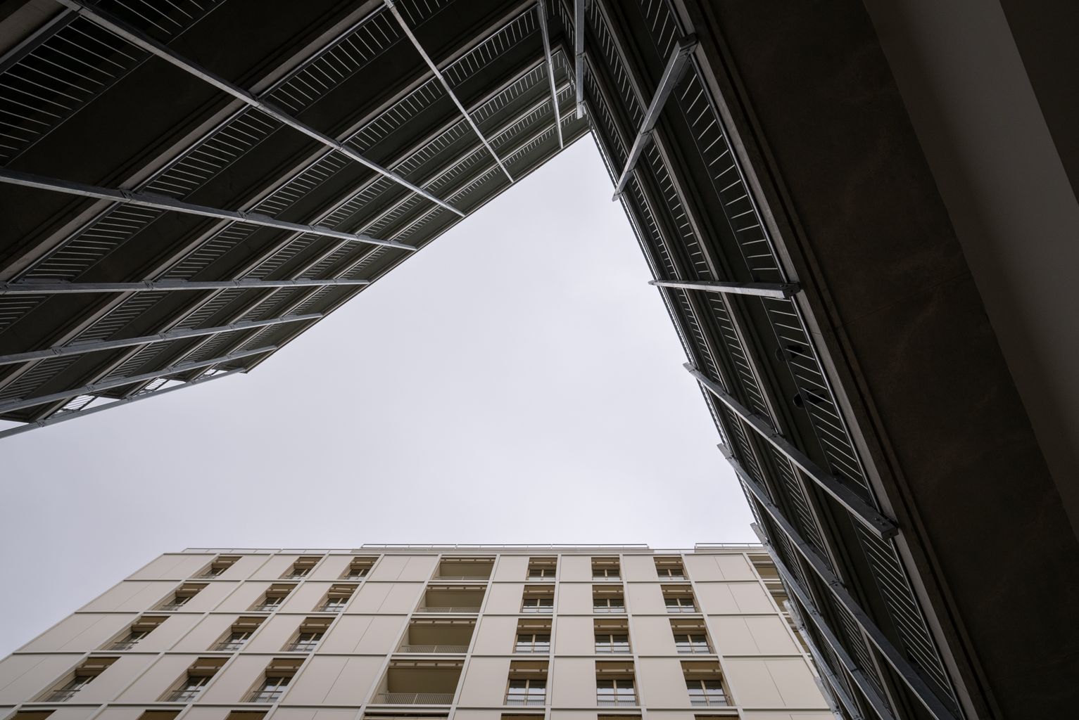 Balcones interiores del edificio de vivienda pública de la Illa Glòries