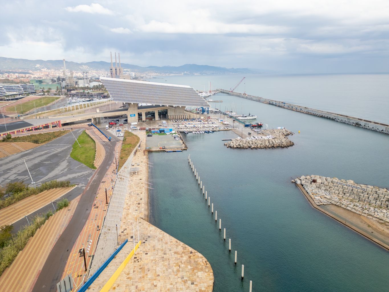 Imatge aèria de les obres del dic de recer i la bocana del Port Fòrum