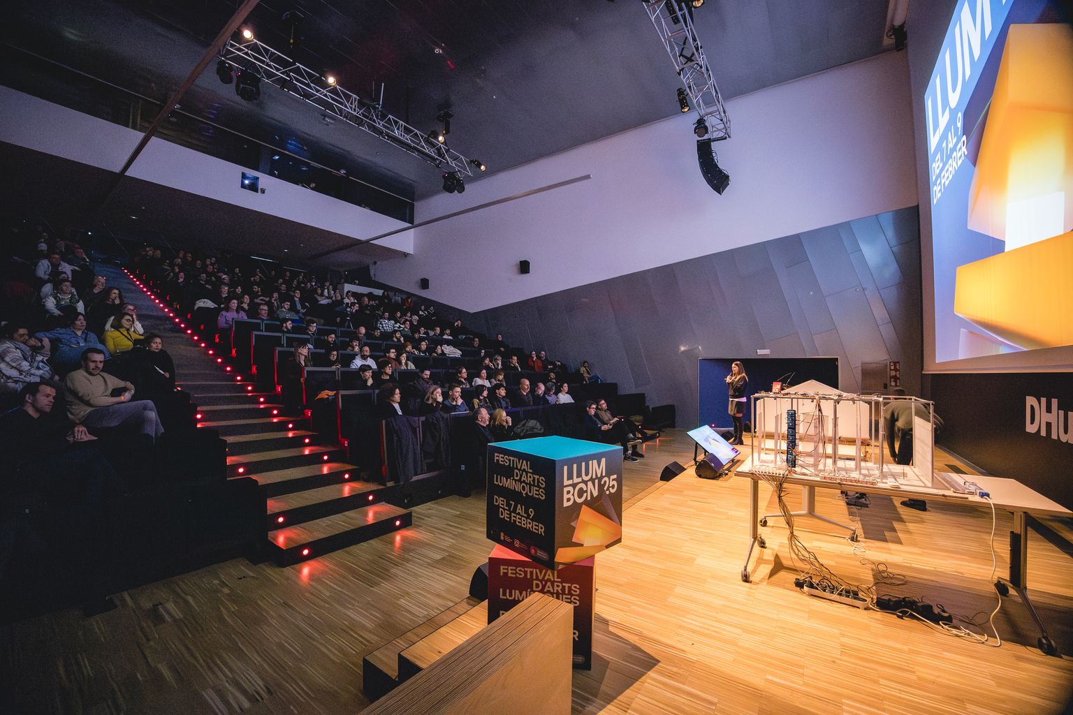 Jornada 'A través de la lent de la llum - trobada d'artistes' a l'Auditori del Disseny Hub Barcelona del Festival Llum BCN 2025.