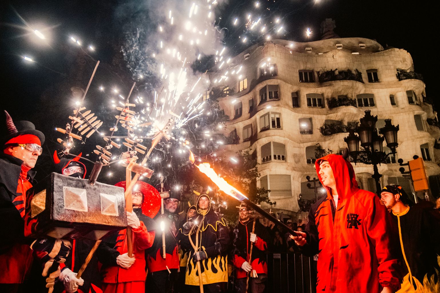 El baile de diables delante de la Casa Milà durante el Correfoc de La Mercè 2023