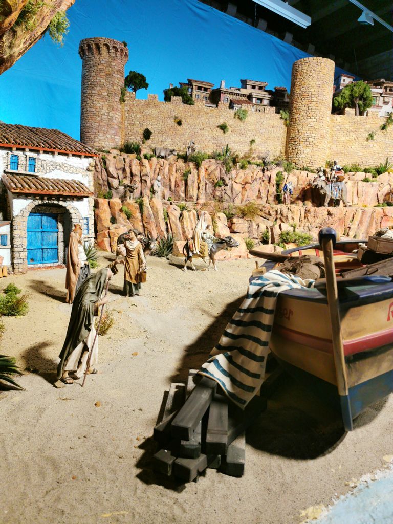 Detall de les escenes costumistes d’un poble mariner amb un dels Reis d’Orient arribant muntat en un elefant del pessebre tradicional d’inspiració marinera del pati de la Fundació Marès