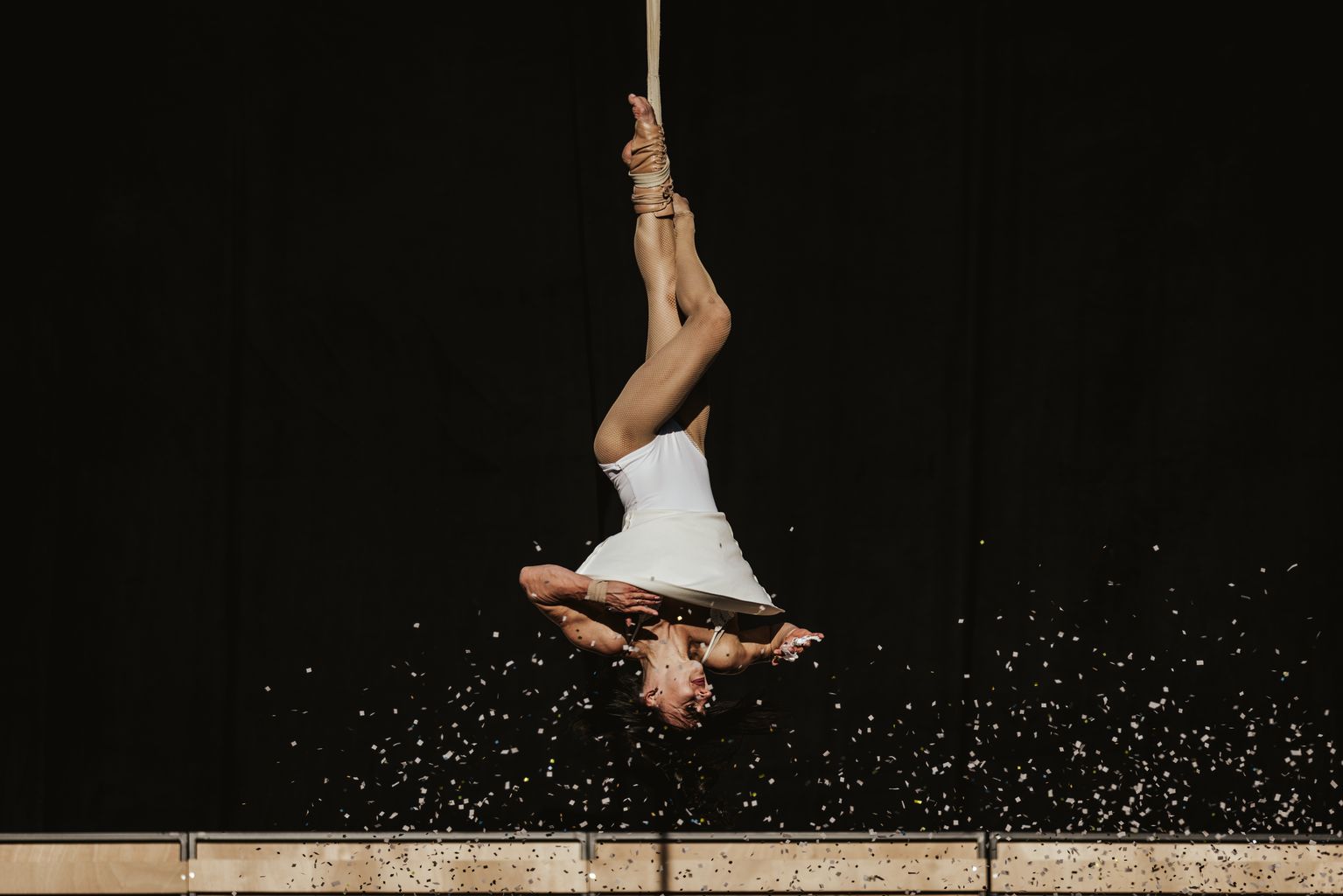 Moment de l’espectacle Kabare Kraplynka al Fossat de Santa Eulàlia, amb una de les artistes penjades d’una cinta fent acrobàcies