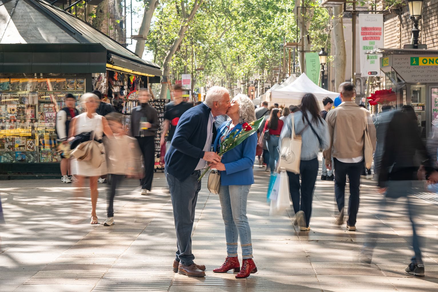 Un hombre y una mujer mayores se besan el Día de Sant Jordi