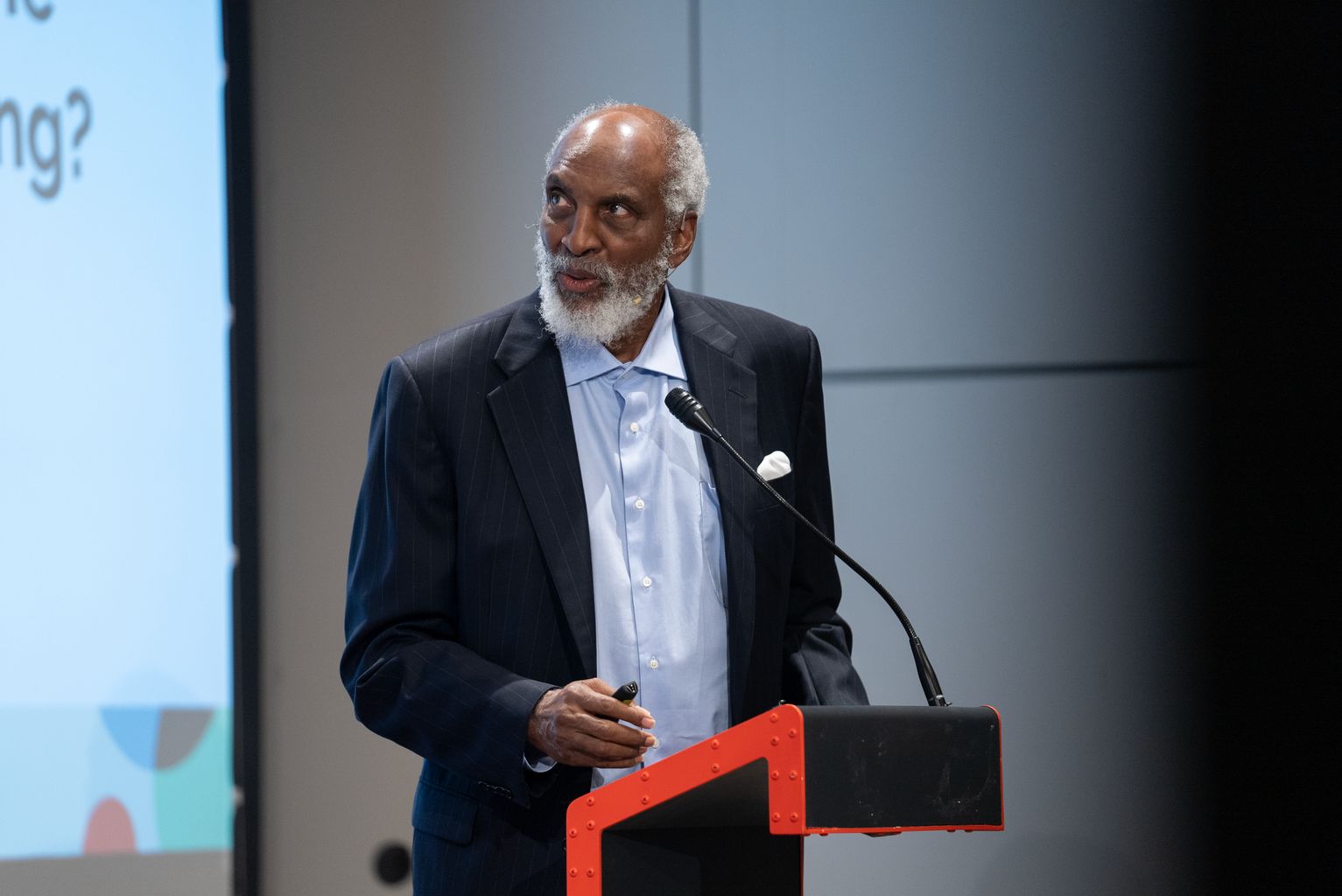 John A. Powell obrint la xerrada ‘Othering and Belonging com a estratègia per fer front al racisme’