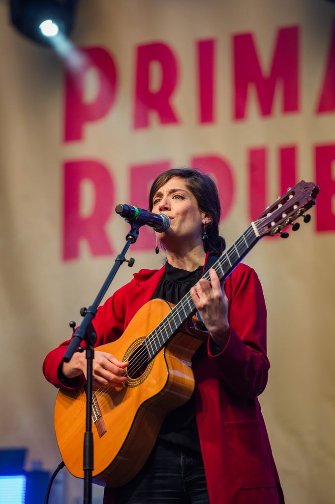 Clàudia Cabero toca la guitarra durant la seva actuació al concert “Per més que feu, no passareu” en el marc de la Primavera Republicana