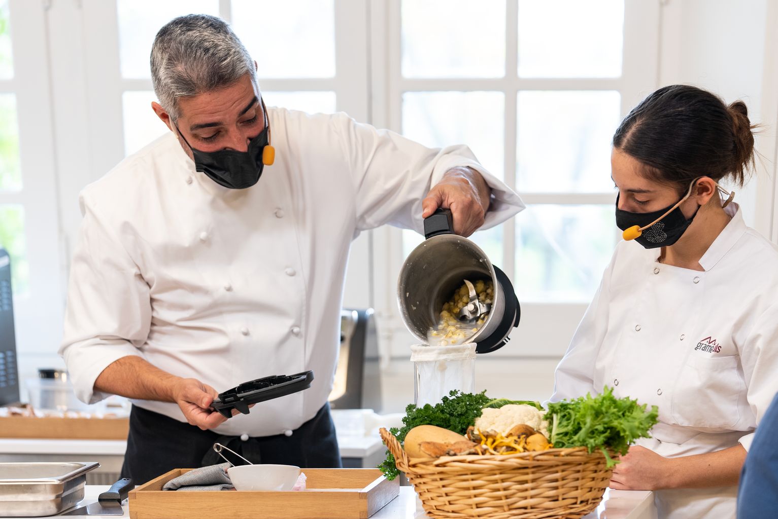 Un chef y una alumna de la Escuela de Restauración de Santa Coloma elaboran juntos uno de los platos del menú de otoño dentro de los actos de Barcelona Capital Mundial de la Alimentación Sostenible