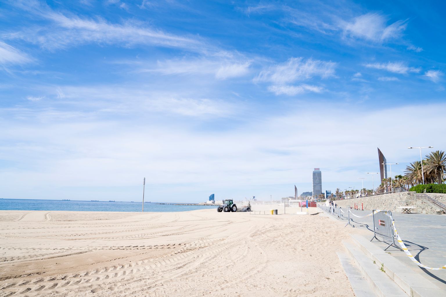 Platja del Bogatell on un tractor prepara la sorra