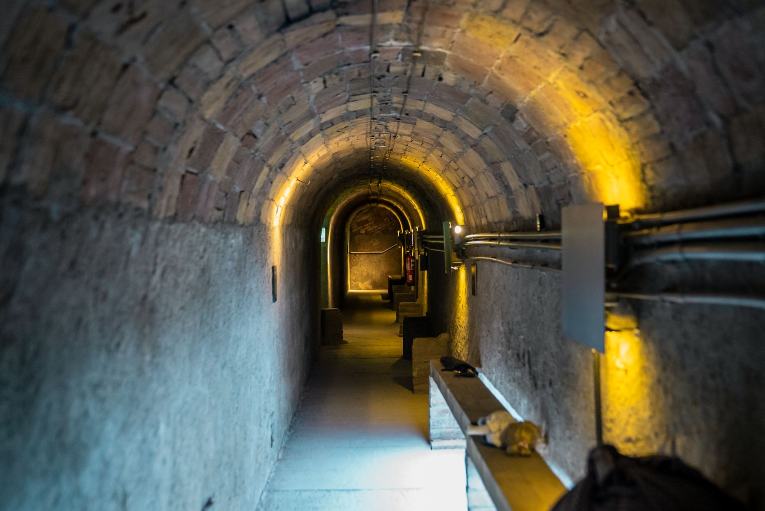 Túnel con bancos del refugio antiaéreo de la Torre de la Sagrera