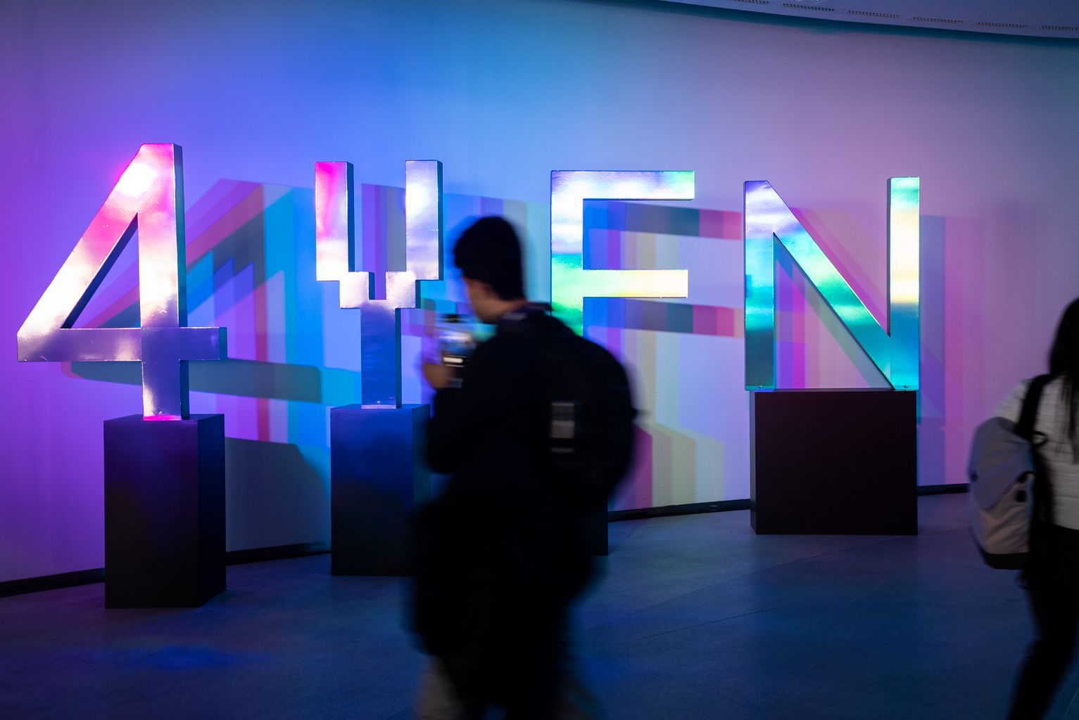 Logotip lluminós de l'esdeveniment 4YFN