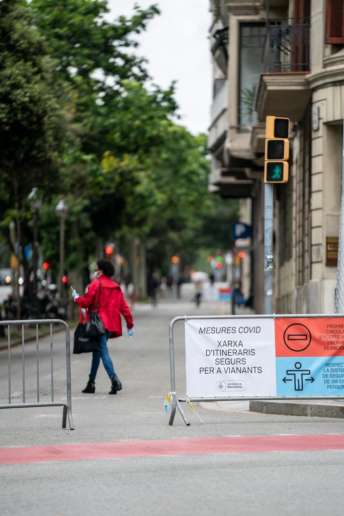 Gent caminant per les zones ampliades per a vianants de la xarxa d'itineraris segurs al lateral de l'avinguda Diagonal