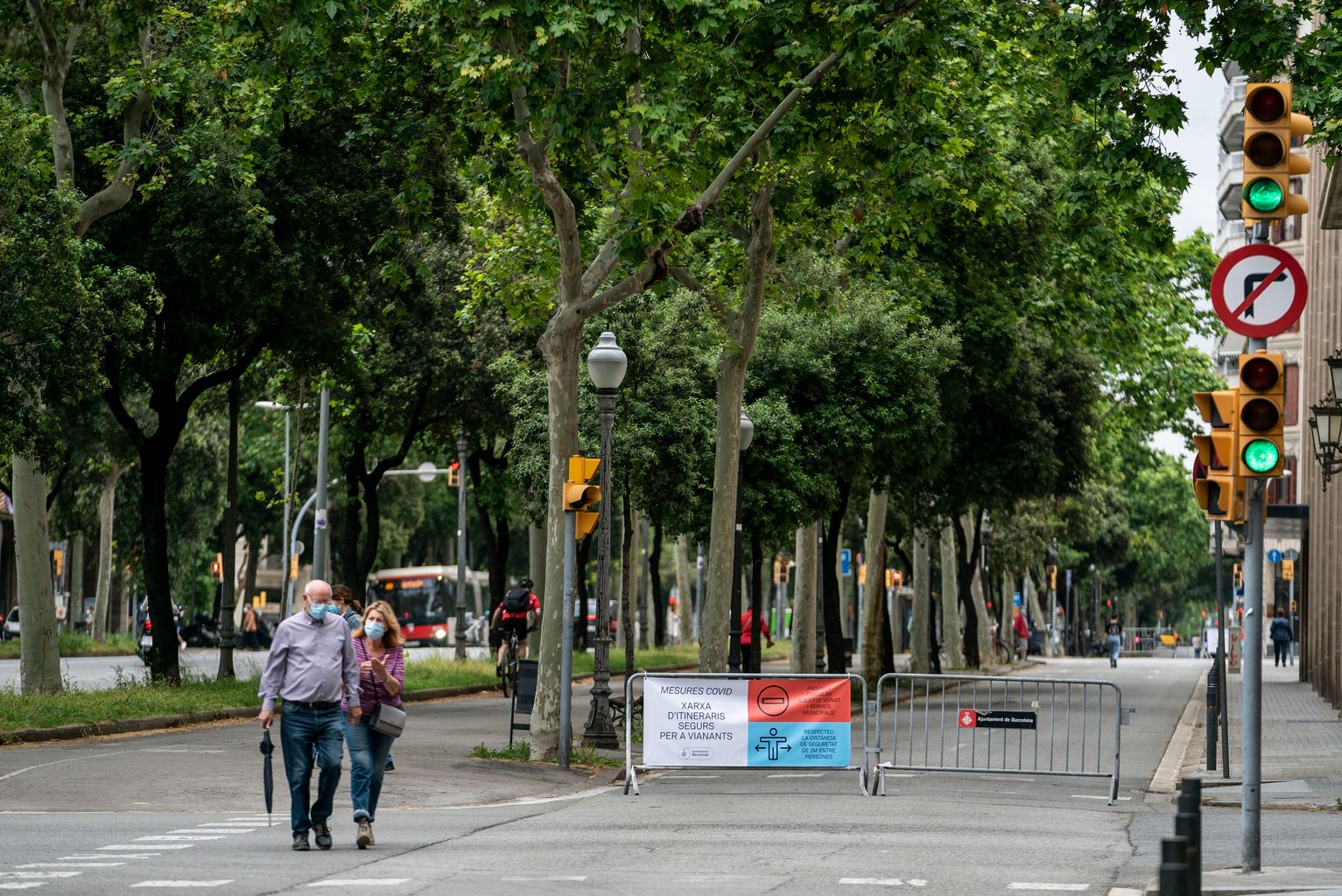 Gent caminant per les zones ampliades per a vianants de la xarxa d'itineraris segurs al lateral de l'avinguda Diagonal