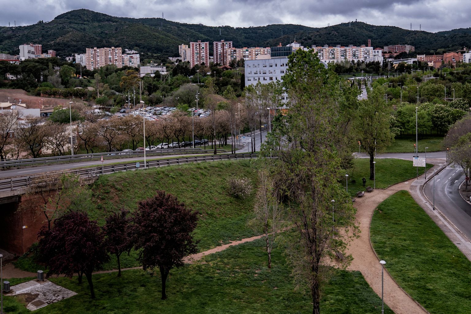 Sortida del túnel de la Rovira al voltant de la plaça de l’Estatut amb vistes als barris de la Clota, Vall d’Hebron i Horta. Districte d’Horta-Guinardó.
