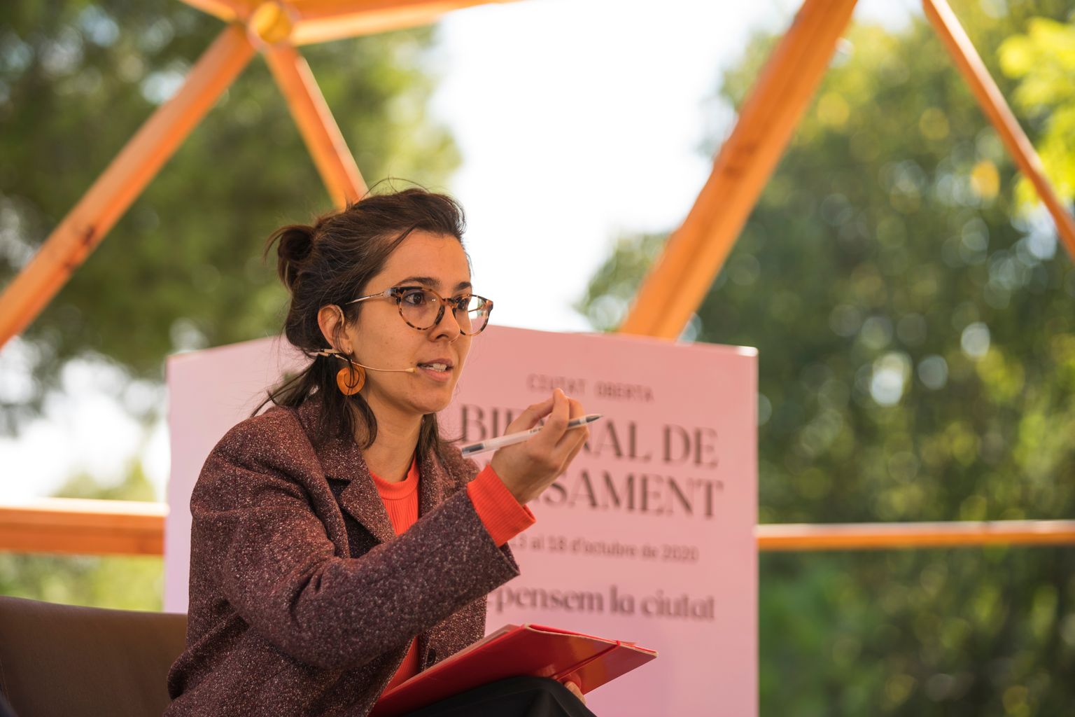 Taula rodona "Ciutat inclusiva" als jardins del Doctor Pla i Armengol. Intervenció de la moderadora, una representant d'Estudi Equal Saree