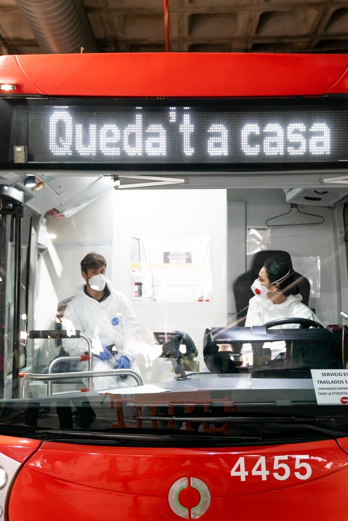 Cabina d’un dels autobusos amb els conductors i voluntaris de TMB que han de traslladar pacients