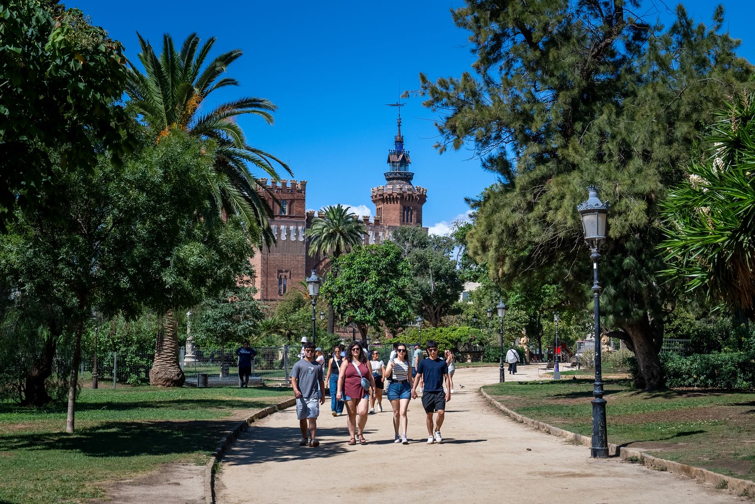 Gent passejant pel parc de la Ciutadella