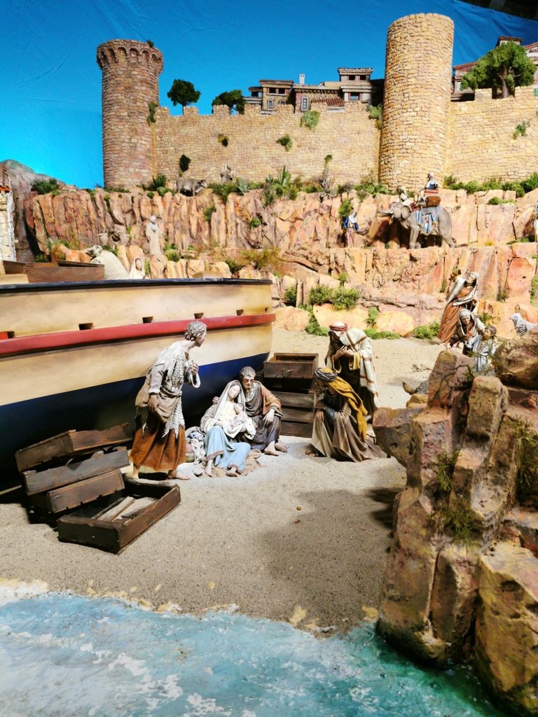Detall de l’escena de l’adoració dels pastors al nen Jesús vora el mar del pessebre tradicional d’inspiració marinera del pati de la Fundació Marès