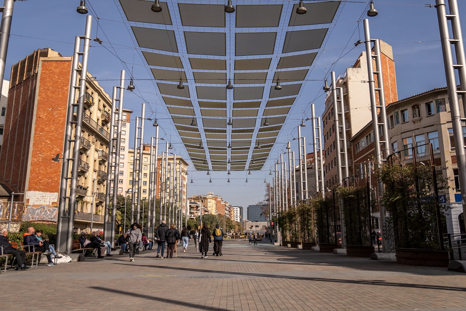 Vianants passejant per la rambla de Sants.