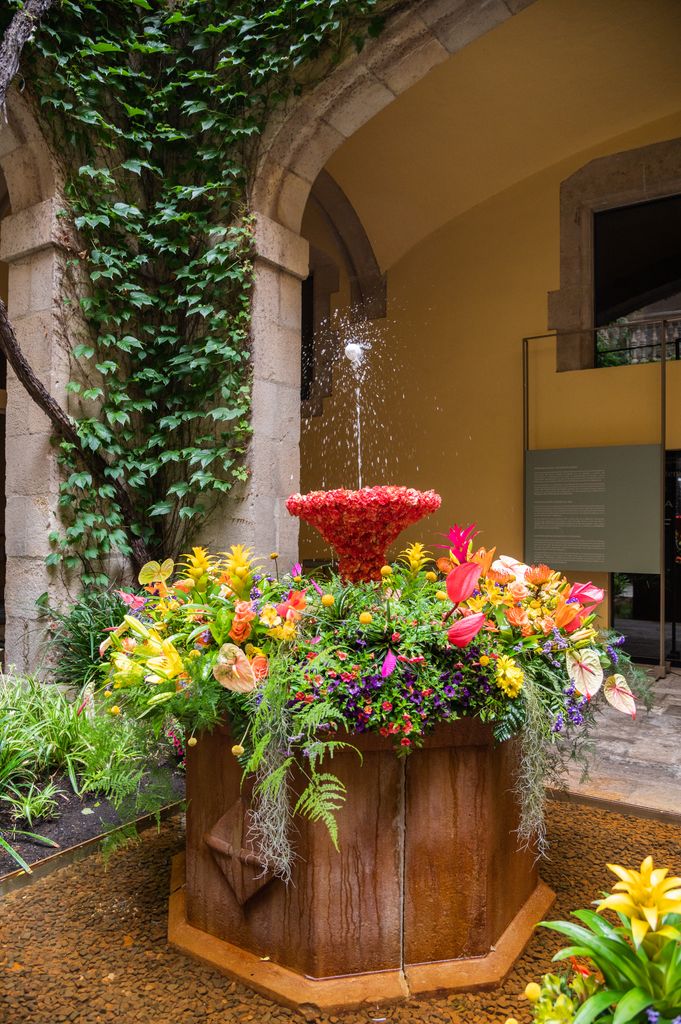 Detalle de la fuente donde se hace ‘l’ou com balla’ en el Palau del Lloctinent, decorada con flores
