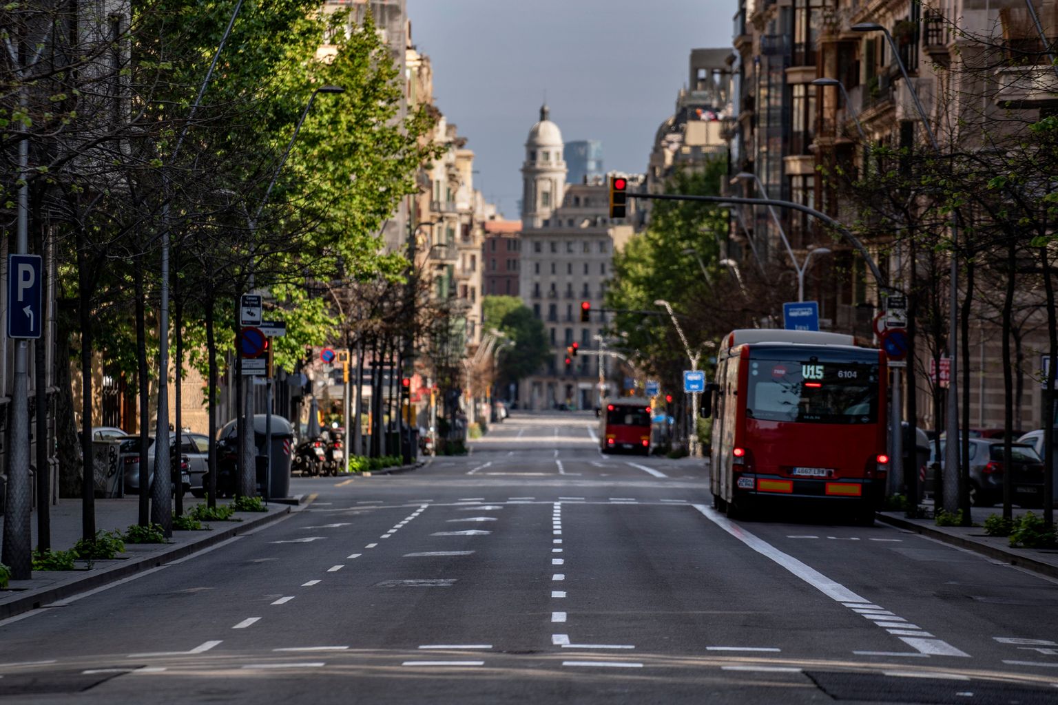 Districte de l’Eixample. Carrer de Balmes vist des de l’avinguda Diagonal amb els autobusos urbans aturats als semàfors