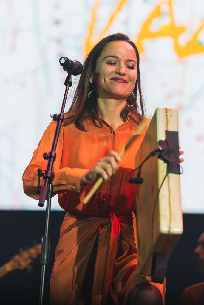 Actuació de Judit Neddermann durant el concert ‘Barcelona amb València’
