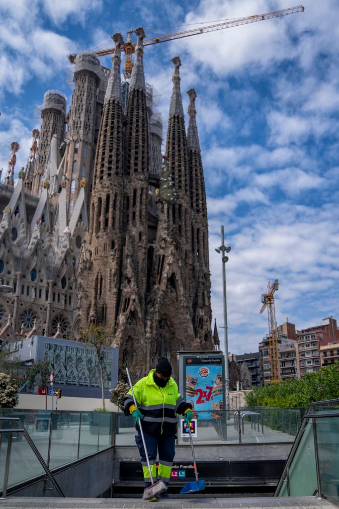 Personal de neteja del metro escombra una de les entrades de l’estació de Sagrada Família.