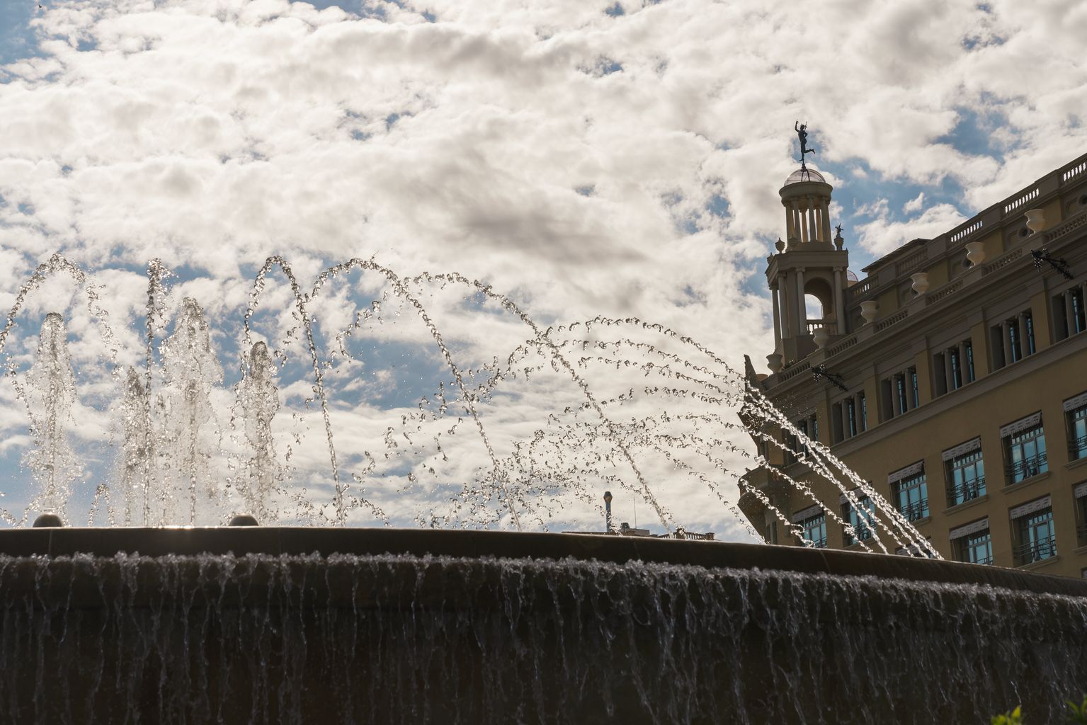 Font de la plaça de Catalunya brollant i de fons el cel