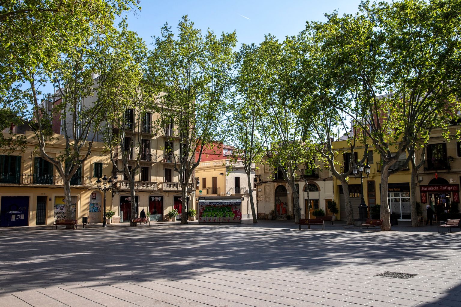 Plaça de la Concòrdia totalment buida. Districte de les Corts.