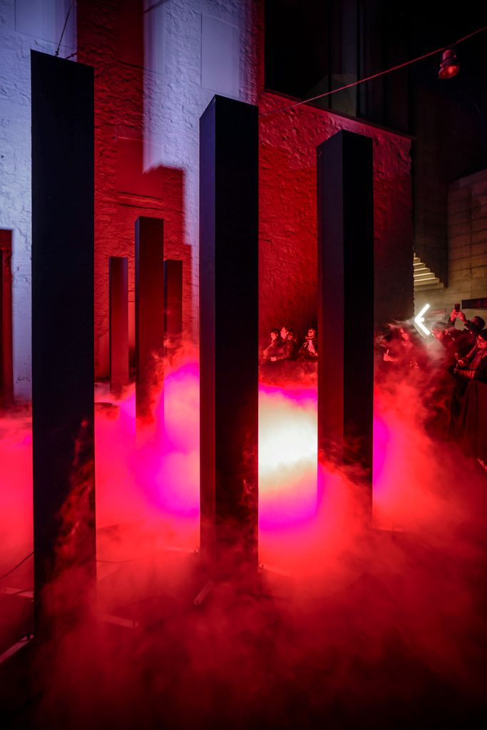 Instal·lació artística '48 Pillars', de Bruno Ribeiro, al Festival Llum BCN 2025.