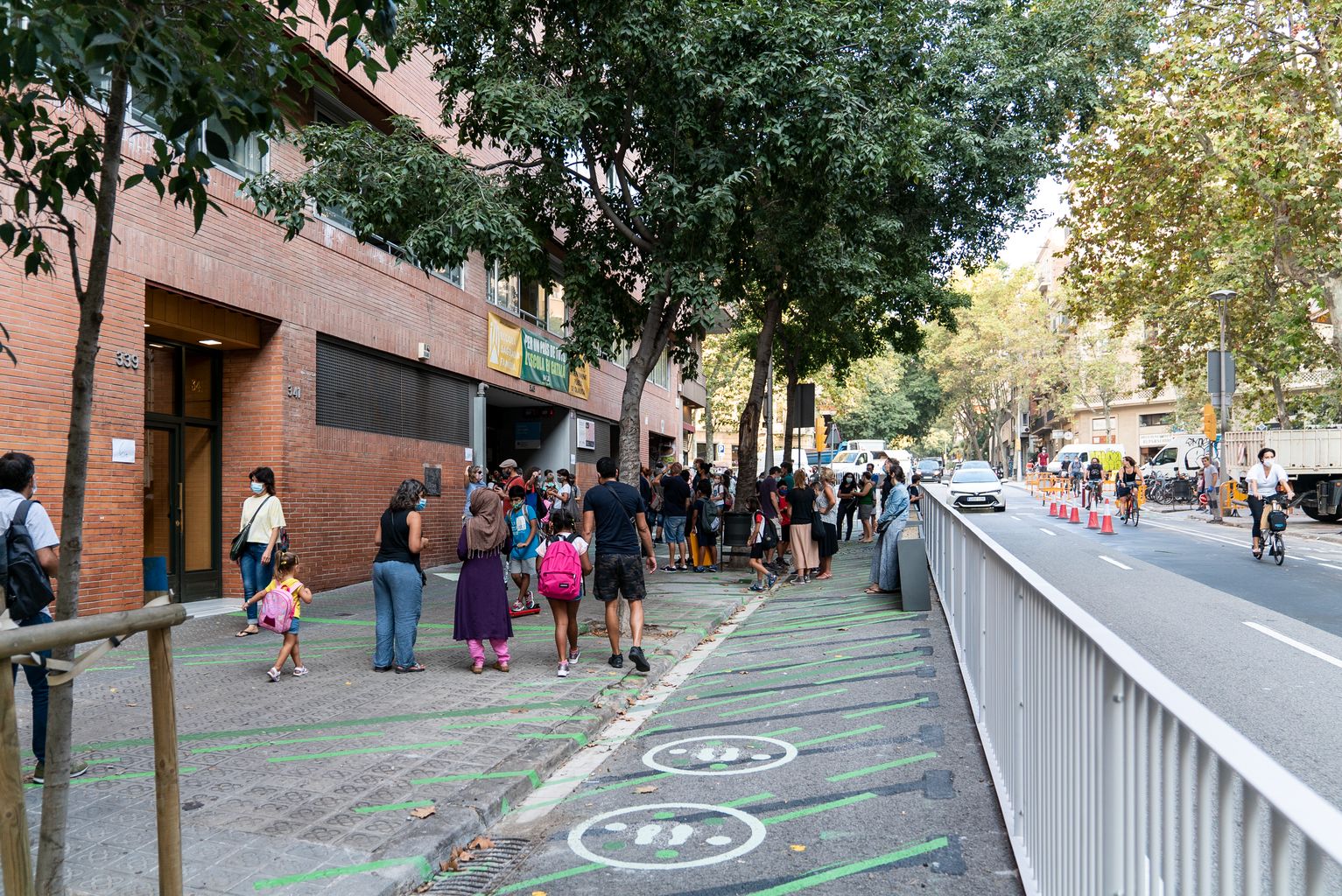 Famílies amb infants al voltant de la zona pacificada de l’Escola Pública Sagrada Família al carrer de Sardenya