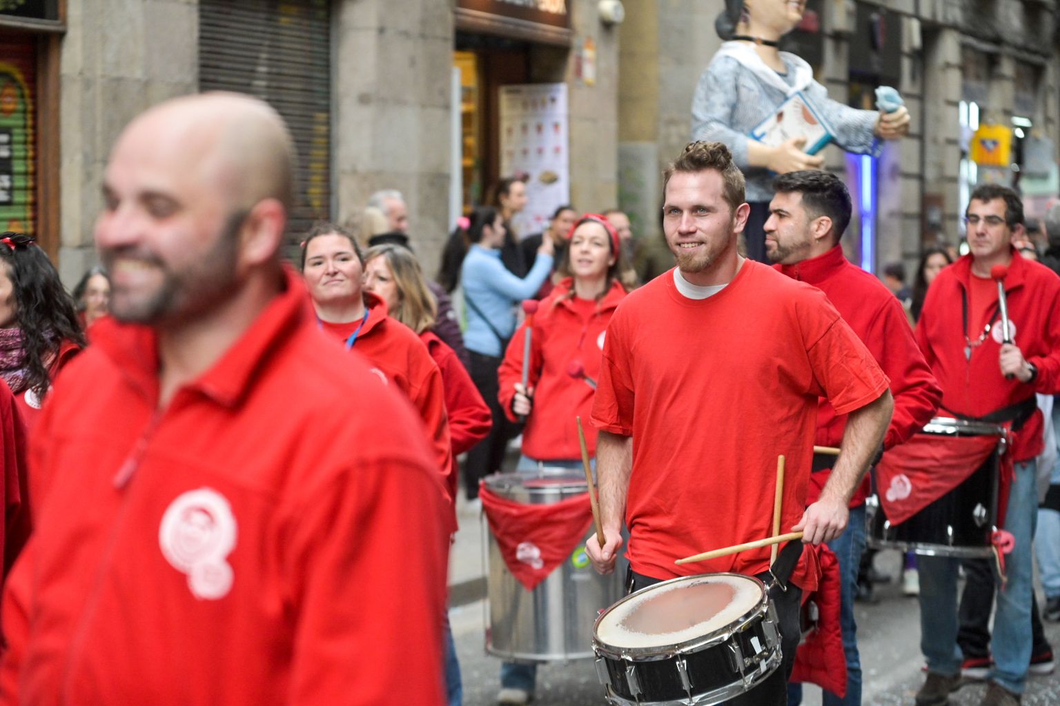 Tabalers entrant a la plaça de Sant Jaume a la trobada de tabalers 'Els batecs de la Laia'