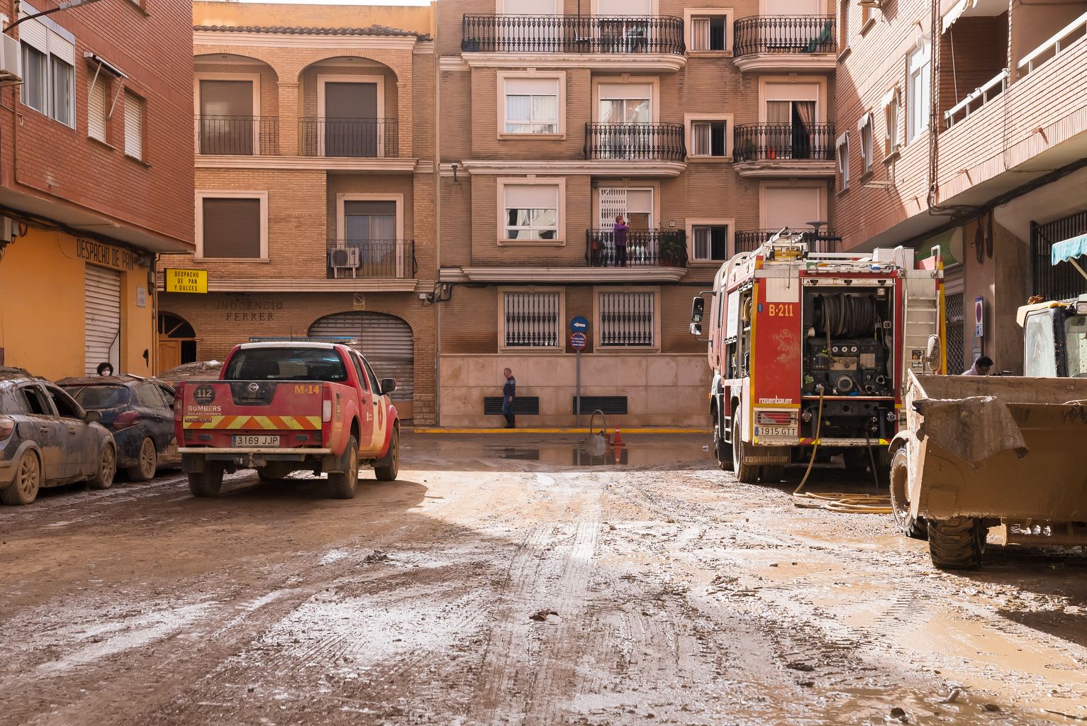 Carrer enfangat de Catarroja amb dos vehicles dels bombers de Barcelona desplaçats a la zona afectada pel pas de la DANA
